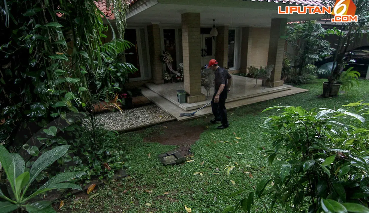 Hanya terlihat salah satu pekerja di kediaman mantan Ketua BPK, Hadi Poernomo, Selasa (22/4/2014) atau sehari setelah Hadi ditetapkan sebagai tersangka kasus dugaan korupsi terkait pembayaran pajak PT Bank Centra Asia (BCA). (Liputan6.com/Faizal Fanani)