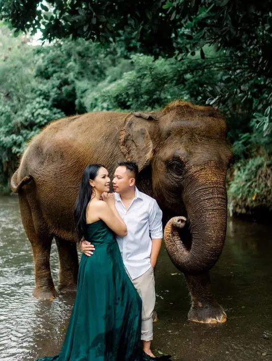 Untuk acara yang pertama akan digelar di Bogor, Jawa Barat. Selanjutnya, acara resepsi  digelar di Jakarta dan kabarnya akan disiarkan di salah satu stasiun TV swasta. (Instagram/vickyprasetyo777)