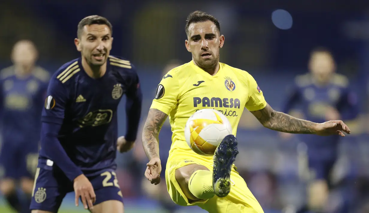 Striker Villarreal, Paco Alcacer (kanan) menguasai bola dibayangi bek Dinamo Zagreb, Marin Leovac dalam laga leg pertama perempatfinal Liga Europa 2020/2021 di Maksimir Stadium, Zagreb, Kamis (8/4/2021). Villarreal menang 1-0 atas Dinamo Zagreb. (AP/Darko Bandic)
