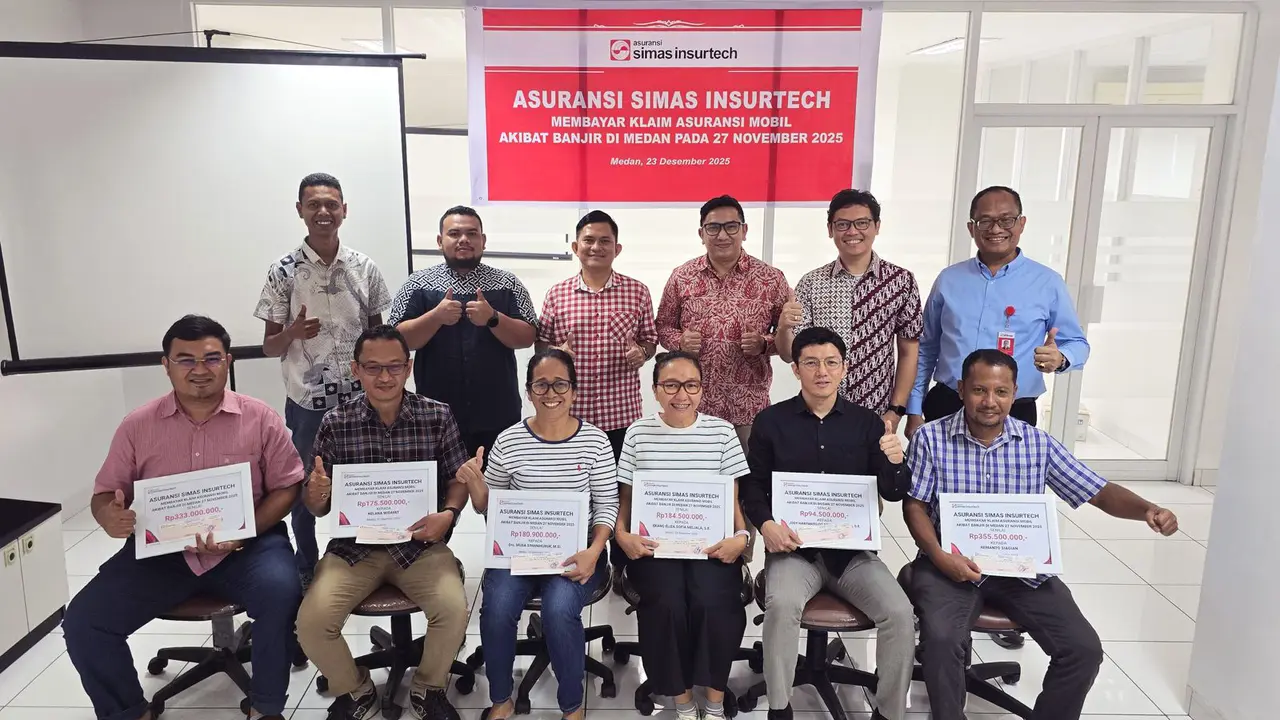 Pembayaran klaim asuransi kepada nasabah pemegang polis Mobil Insurtech. (Dok Sinar Mas)