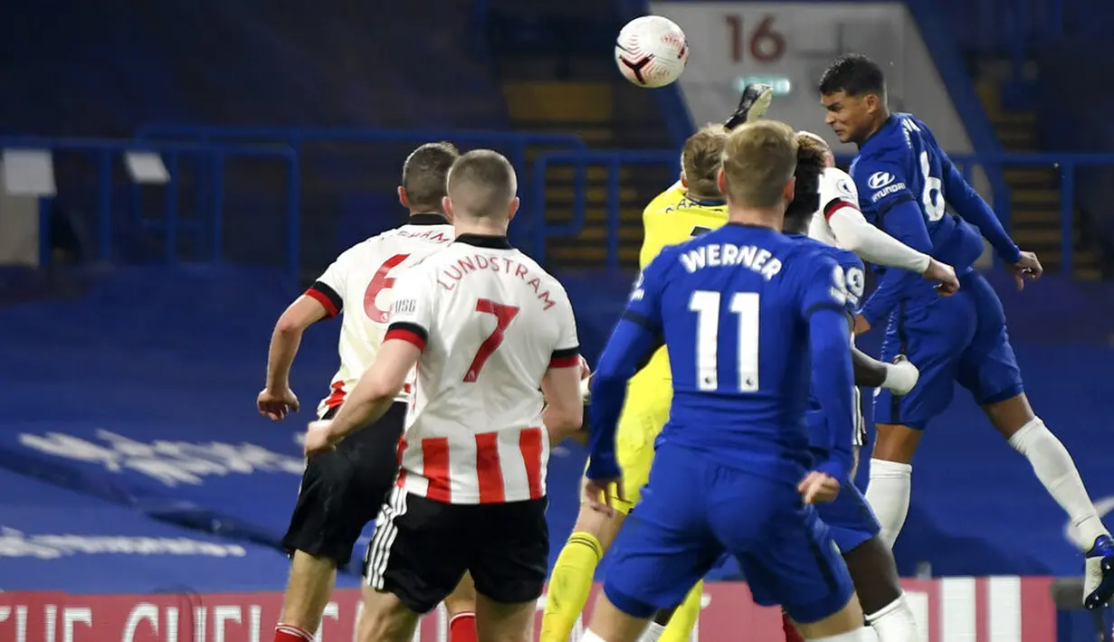 Pemain Chelsea Thiago Silva (kanan) mencetak gol ke gawang Sheffield United pada pertandingan Liga Premier Inggris di Stadion Stamford Bridge, London, Sabtu (7/11/2020). Chelsea menang 4-1. (Mike Hewitt/Pool via AP)
