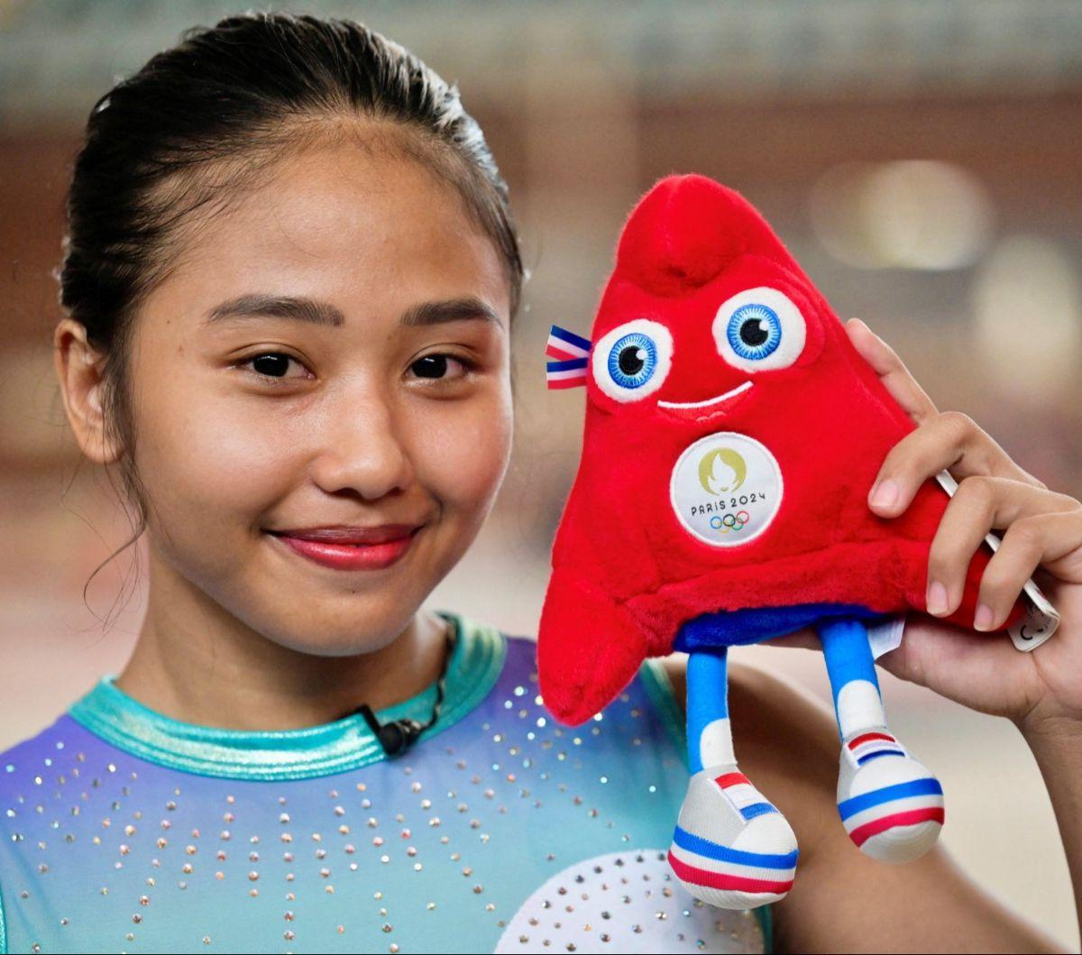 Foto yang diambil pada 16 Mei 2024 memperlihatkan&nbsp;atlet senam artistik Indonesia, Rifda Irfanaluthfi berpose dengan merchandise maskot Olimpiade Paris 2024 di pusat latihan senam di Jakarta. Rifda Irfanaluthfi menjadi atlet senam artistik Indonesia p
