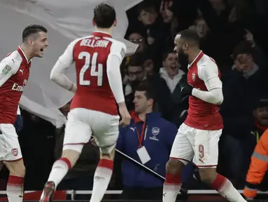 Para pemain Arsenal merayakan gol ke gawang Chelsea pada laga semifinal Piala Liga Inggirs di Emirates stadium, London, (24/1/2018). Arsenal menang 2-1. (AP/Matt Dunham)