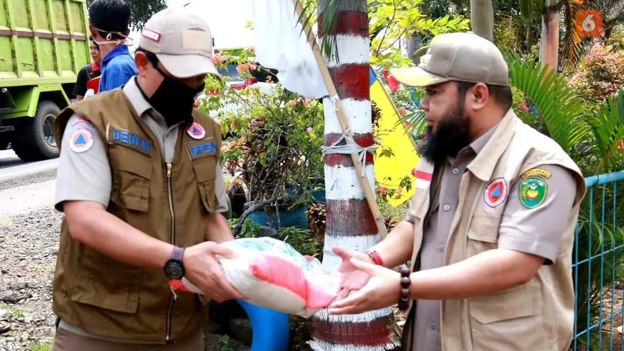 Korban Kebakaran Menangis Saat Terima Bantuan Wali Kota Bengkulu