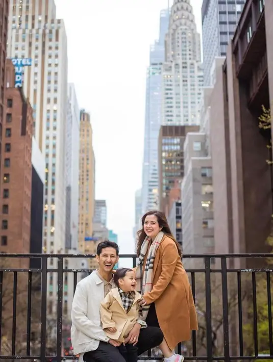 Di momen ini, Tasya dan keluarga selalu tampil kompak. Seperti potret satu ini, ketiganya sama-sama mengenakan coat nuansa earth tone. (Instagram/tasyakamila).