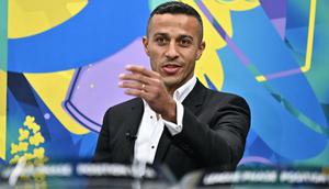 Mantan pemain Spanyol, Thiago Alcantara, memberi isyarat di atas panggung saat pengundian play-off babak gugur Liga Champions UEFA 2024-2025 di House of European Football di Nyon, pada 31 Januari 2025. (Fabrice COFFRINI/AFP)