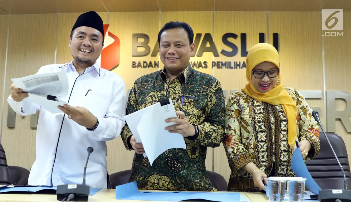 Ketua Bawaslu, Abhan (tengah) bersama Mochammad Afifuddin (kiri) dan Ratna Dewi Pettalolo  jelang memberikan keterangan terkait hasil pengawasan penyelenggaraan Pilkada Serentak 2018 di Jakarta, Kamis (12/8). (Liputan6.com/Helmi Fithriansyah)