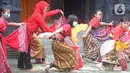 Anak-anak berlatih tari tradisional di Rumah Budaya Nusantara Puspo Budoyo, Ciputat, Tangerang Selatan, Minggu (15/11/2020). Latihan tari di masa pandemi dengan protokol kesehatan ini salah satunya bertujuan menanamkan nilai budaya bangsa kepada generasi muda sejak dini. (merdeka.com/Arie Basuki)