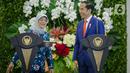 Presiden Joko Widodo (kanan) dan Presiden Singapura, Halimah Yacob melakukan konferensi pers bersama saat kunjungan kenegaraan di Istana Bogor, Jawa Barat, Selasa (4/2/2020). Dalam pertemuan tersebut kedua negara membahas kerjasama terutama dalam sektor bisnis. (Liputan6.com/Faizal Fanani)