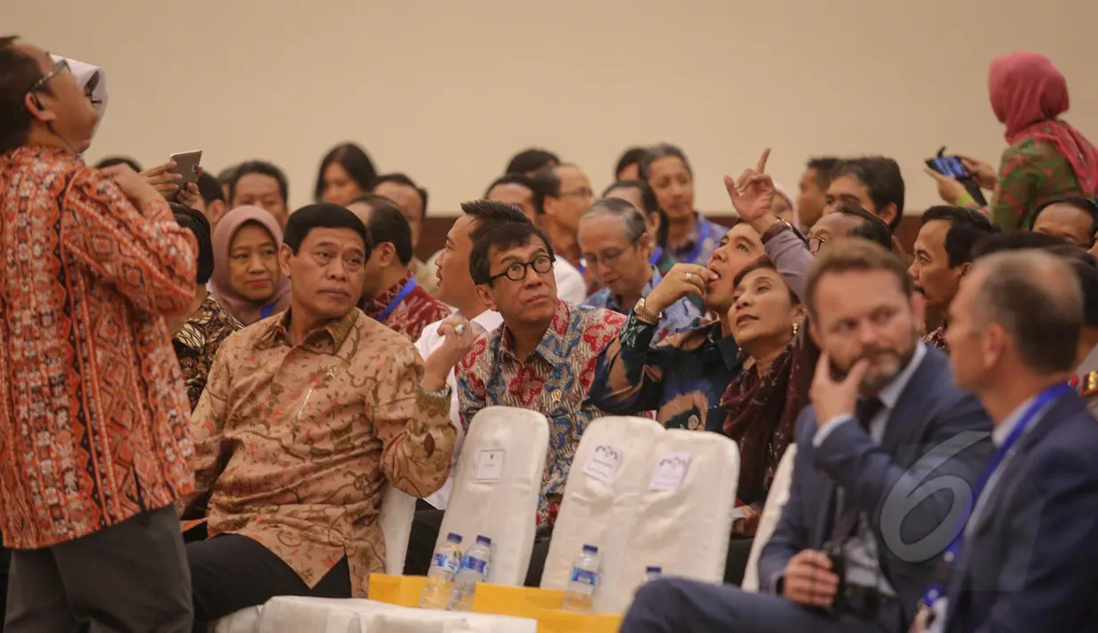 Sejumlah pejabat negara menghadiri peluncuran Inpres tentang Aksi Pencegahan dan Pemberantasan Korupsi di Kantor Kementerian PPN/Bappenas, Jakarta, Selasa (26/5/2015). Inpres dimaksud adalah Inpres Nomor 7 Tahun 2015. (Liputan6.com/Faizal Fanani)
