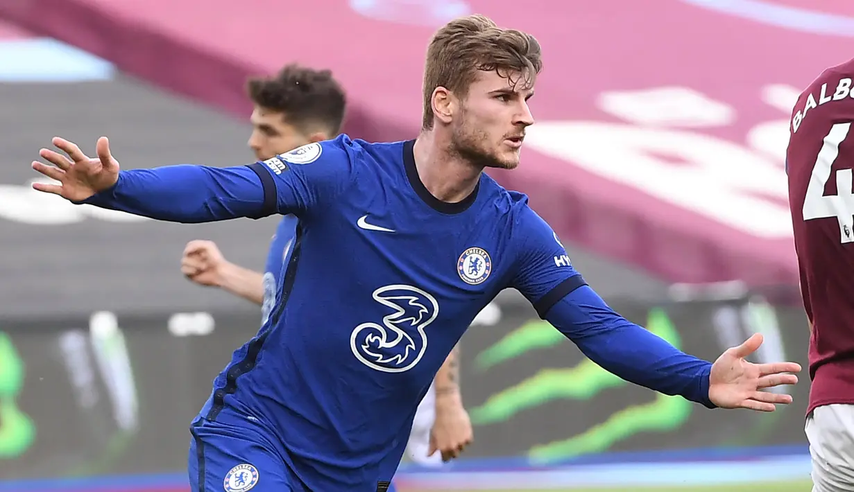 Striker Chelsea, Timo Werner melakukan selebrasi usai mencetak gol ke gawang West Ham United dalam laga lanjutan Liga Inggris 2020/2021 pekan ke-33 di The London Stadium, London, Sabtu (24/4/2021). Chelsea menang 1-0 atas West Ham. (AFP/Andy Rain/Pool)