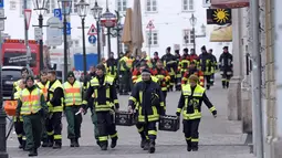 Polisi dan petugas paramedis saat evakuasi massal bertepatan pada perayaan Natal di pusat Kota Augsburg, Jerman, Minggu (25/12). Lebih dari 54.000 warga terpaksa dievakuasi setelah ditemukan bom peninggalan Perang Dunia II. (Stefan Puchner/dpa/AFP)