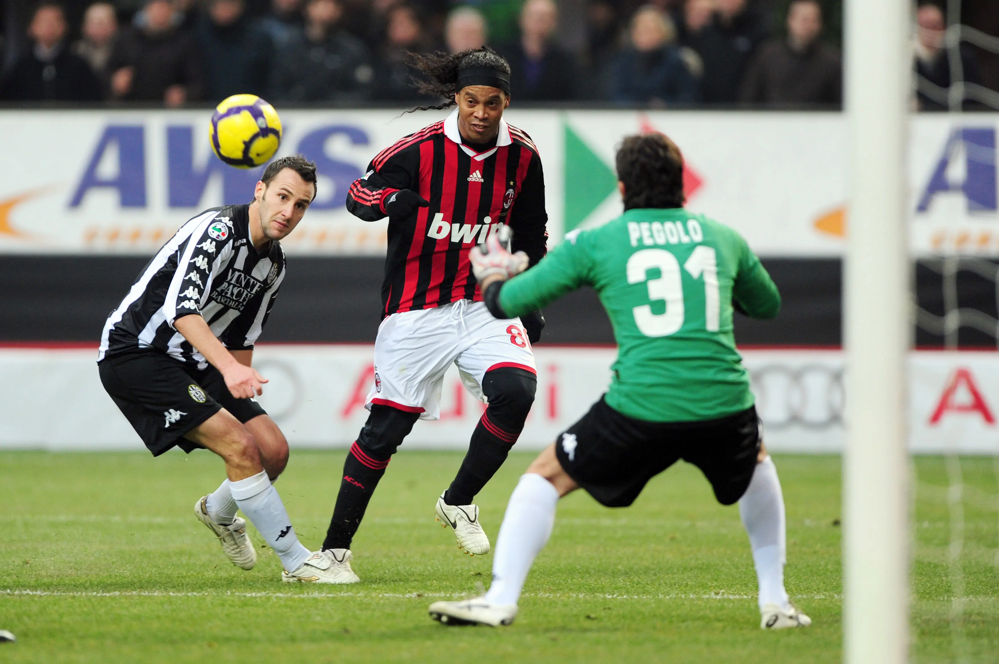 Ronaldinho tampil menawan dengan mencetak hattrick lawan Siena (GIUSEPPE CACACE / AFP)