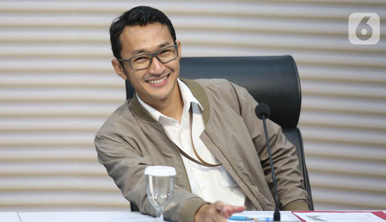 Juru Bicara Komisi Pemberantasan Korupsi (KPK), Budi Prasetyo, memberi keterangan terkait Operasi Tangkap Tangan (OTT) terhadap Bupati Cilacap, Jawa Tengah, Syamsul Auliya Rachman, di Gedung Merah Putih Komisi Pemberantasan Korupsi (KPK), Jakarta, Sabtu (14/3/2026). (Liputan6.com/Helmi Fithriansyah)