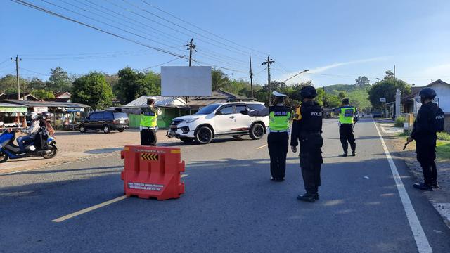 Polres Cilacap memperketat posko penyekatan di perbatasan Jateng-Jabar. Ratusan kendaraan dipaksa putar balik. (Foto: Liputan6.com/Haryadi)