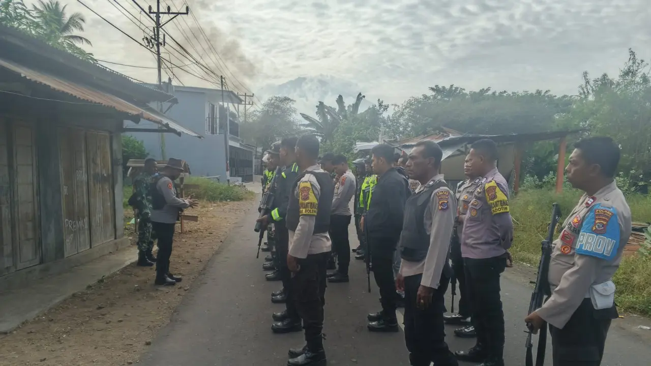 Personel gabungan saat menjaga di lokasi bentrok.