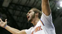 Center New York Knicks, Joakim Noah, terkena suspensi 20 gim karena terbukti melanggar peraturan NBA terkait penyalahgunaan obat-obatan terlarang. (Bola.com/Twitter/Deadspin)