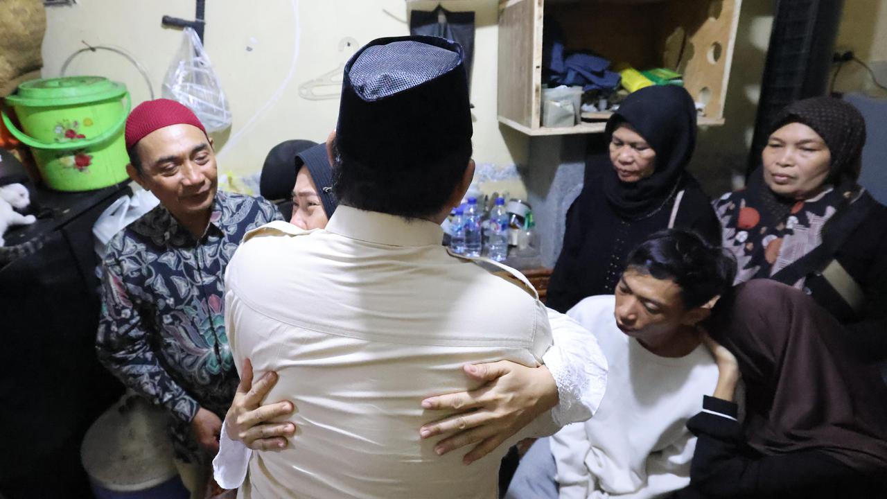 Momen Prabowo Peluk Orang Tua Affan Kurniawan Saat Melayat ke Rumah Duka