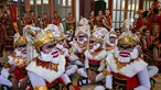 Para penari menunggu giliran untuk menampilkan tarian Yosakoi saat kegiatan Festival Remo-Yosakoi di Surabay, Minggu, 12 Juli 2026. (AFP/ Juni Kriswanto)