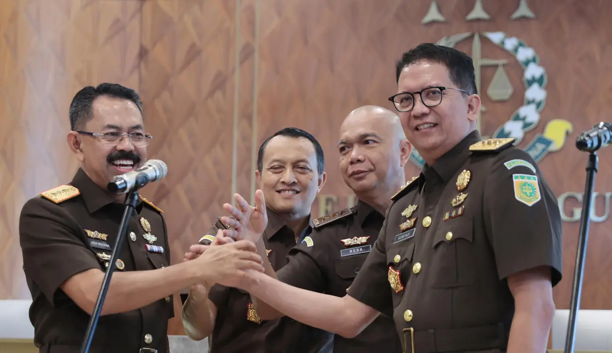 (dari kiri ke kanan) Wakil Jaksa Agung Asep Nana Mulyana, Jaksa Agung Muda Tindak Pidana Umum (Jampidum) Leonard Eben Ezer Simanjuntak, Jaksa Agung Muda Intelijen (Jamintel) Reda Manthovani dan Jaksa Agung Muda Tindak Pidana Khusus (Jampidsus) Kuntadi usai pelantikan di Gedung Kejaksaan Agung, Jumat (24/7/2026). (KLY/ Budy Santoso).