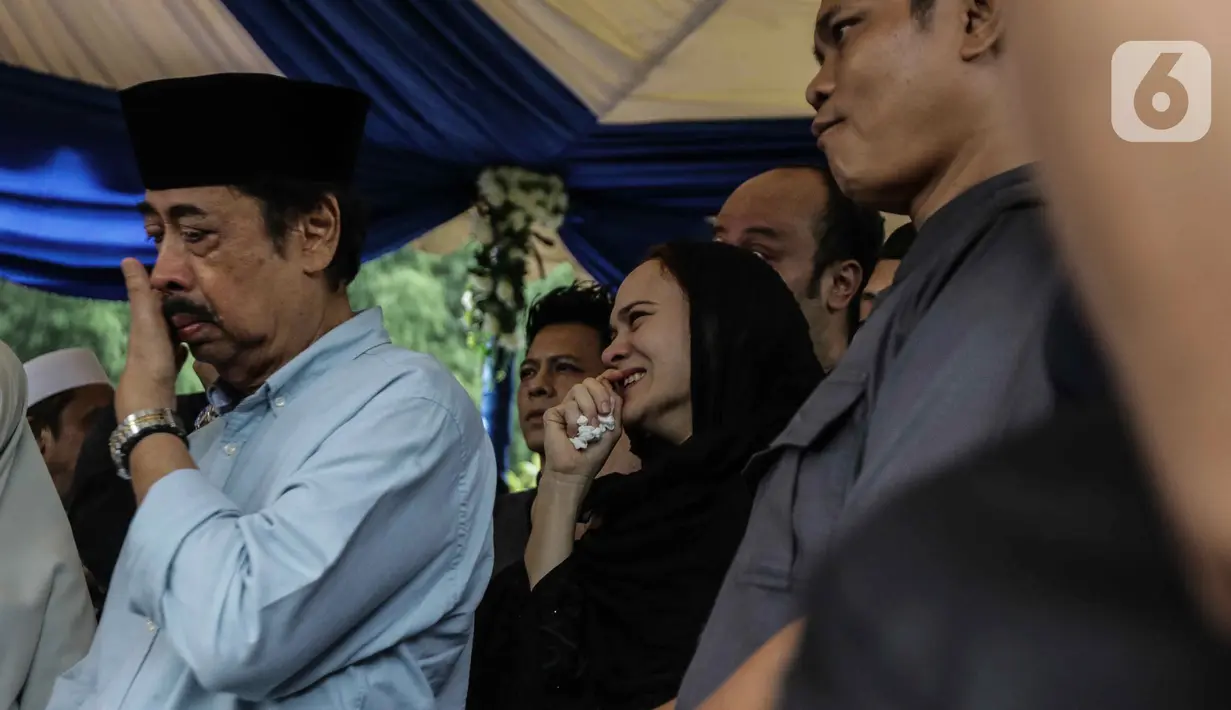 Tangis keluarga dan kerabat saat pemakaman jenazah Ashraf Sinclair di San Diego Hills, Karawang, Jawa Barat, Selasa (18/2/2020). Ashraf Sinclair meninggal dunia pada usia 40 tahun diduga akibat serang jantung. (Liputan6.com/Faizal Fanani)