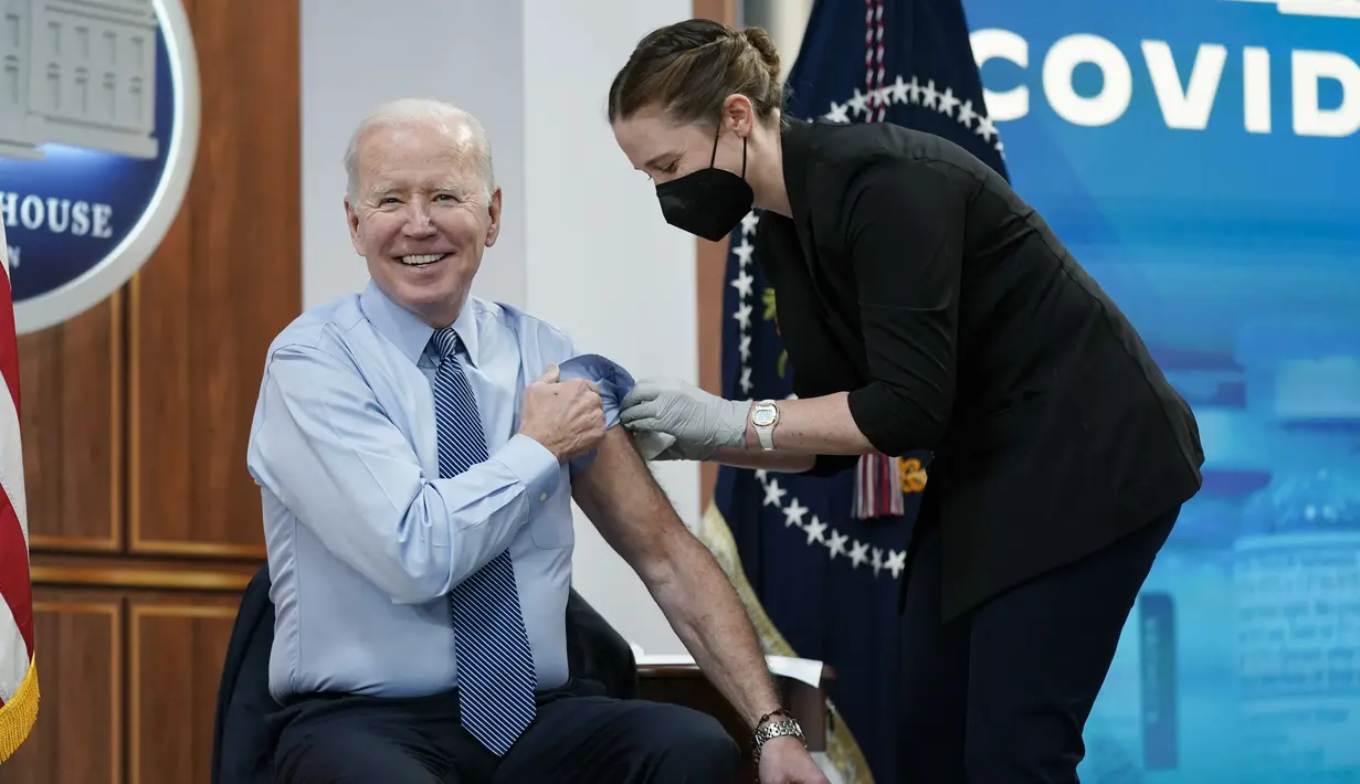 Reaksi Presiden Joe Biden setelah disuntik dosis keempat vaksin COVID-19 Pfizer/BioNTech keduanya di South Court Auditorium di Gedung Putih, Rabu (30/3/2022). AS pada Selasa mengizinkan mereka yang berusia di atas 50 tahun dan kondisi rentan bisa menerima booster kedua. (AP Photo/Patrick Semansky)