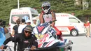 Atlet Jetski Indonesia, Aqsa Sutan Aswar tertunduk saat dievakuasi akibat mesin mati dalam Final Moto4 Jetski kelas Runabout Limited Asian Games di Pantai Ancol, Jakarta, Jumat (24/8). Aqsa harus puas dengan perunggu. (Liputan6.com/Helmi Fithriansyah)