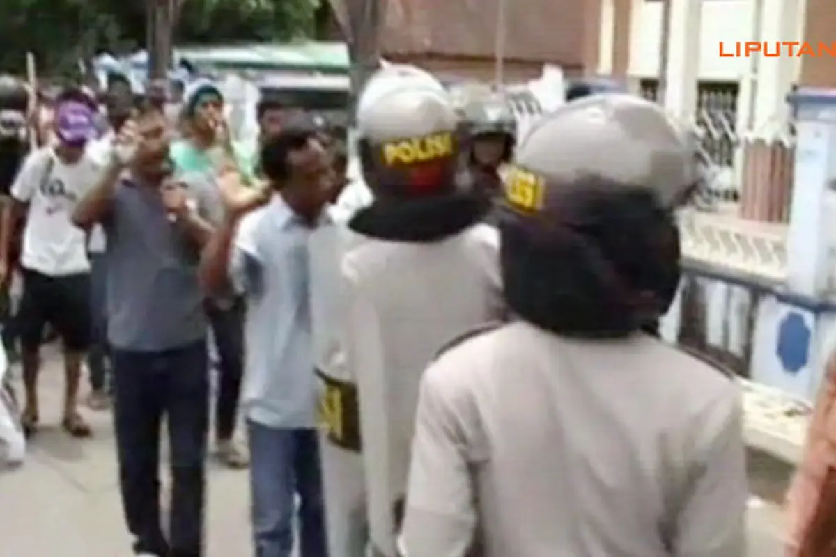 bentrok-massa-polisi-140210c.jpg