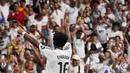<p>Pemain Real Madrid, Endrick, melakukan selebrasi di depan para suproter setelah mencetak gol ke gawang Valladolid pada laga lanjutan Liga Spanyol 2024/2025 di Santiago Bernabeu, Madrid, Spanyol, Senin (26/08/2024) WIB. (AP Photo/Manu Fernandez)</p>