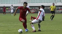 Striker Timnas Indonesia U-22, Muhammad Rafli, berusaha melewati pemain Timnas Iran U-23 pada laga uji coba internasional di Stadion Pakansari, Bogor, Sabtu (16/11). Indonesia menang 2-1 atas Iran. (Bola.com/Yoppy Renato)