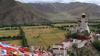 Menjelajahi Keajaiban Wisata Tibet: Istana Yumbulagang dan Danau Yamdrok yang Sakral