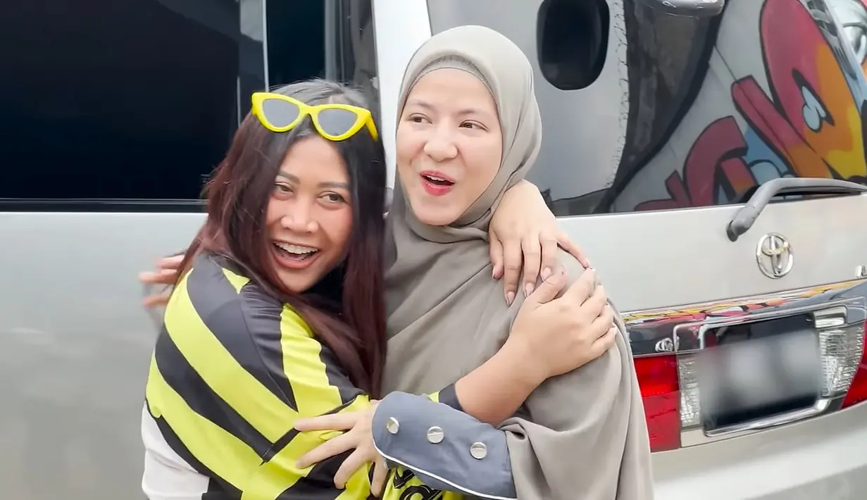 Sebelumnya, Caca mampir dulu ke tempat Andre Taulany. Karena Deta ada di tempat Andre. Dalam pertemuan tersebut juga ada Boiyen yang selama ini kerap dijodoh-jodohkan dengan Desta. Boiyen dan mantan istri Desta tampak berangkulan dan saling sapa. [Youtube/Trio Strong Family]