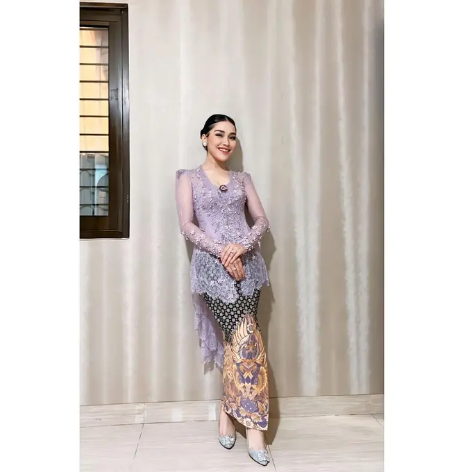 8 Inspirasi Kebaya Ungu dari Selvi Ananda, Erina Gudono, Ayu Ting Ting, hingga Jessica Mila