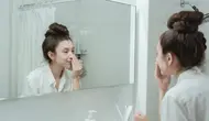 Ilustrasi wanita sedang merawat wajah (credit: pexels.com)