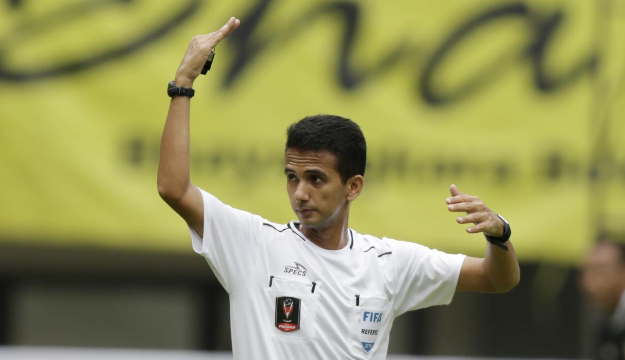 Wasit Thoriq Alkatiri saat memimpin pertandingan Bhayangkara FC melawan Semen Padang pada laga Piala Presiden 2019 di Stadion Patriot, Jawa Barat, Minggu (3/3). Thoriq adalah salah satu wasit Indonesia yang berlisensi FIFA. (Bola.com/M Iqbal Ichsan)