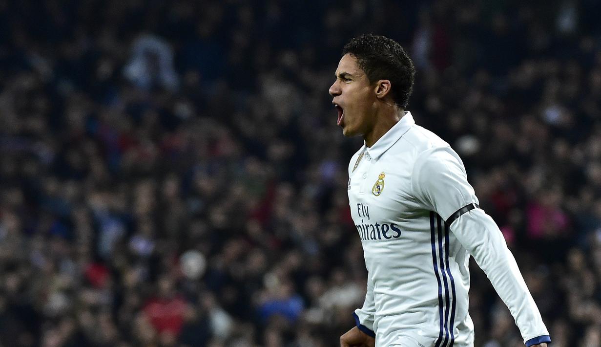 Pemain Real Madrid, Raphael Varane merayakan golnya saat melawan Sevilla pada laga Copa Del Rey di Santiago Bernabeu stadium, Madrid, (4/1/2017). (AFP/Gerard Julien)