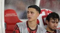 Pemain Timnas Indonesia, Eliano Reijnders duduk di bangku cadangan pada laga lanjutan putaran ketiga Grup C Kualifikasi Piala Dunia 2026 melawan Arab Saudi di Stadion Utama Gelora Bung Karno (SUGBK), Senayan, Jakarta, Selasa (19/11/2024). (Bola.com/Abdul Aziz)