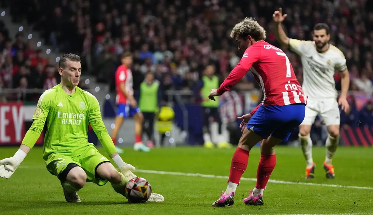 Pemain Atletico Madrid, Antoine Griezmann berusaha mencetak gol ke gawang Real Madrid dalam babak 16 besar Copa del Rey 2023/2024 yang digelar di Metropolitano, Jumat (19/1/2024). (AP Photo/Manu Fernandez)