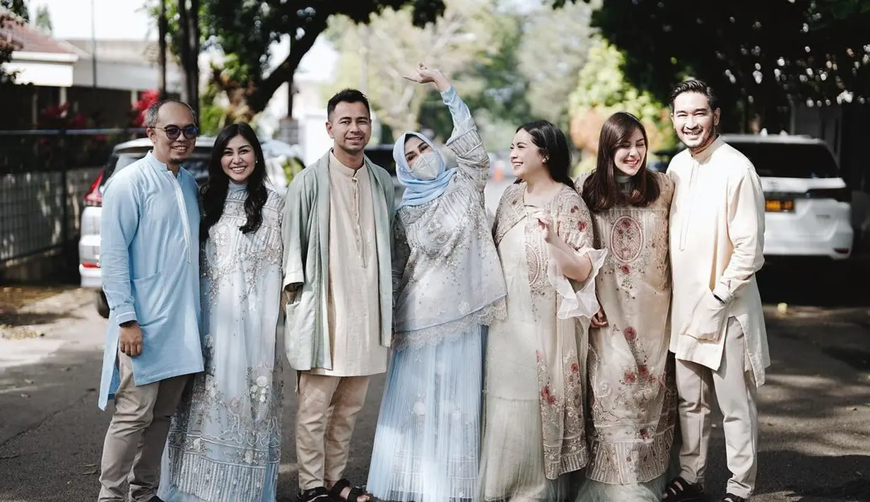 Momen Lebaran kompak dari keluarga Syahnaz. Kali ini lengkap dengan suami, ibu, kakak-kakak, dan para iparnya, mereka kompak mengenakan outfit Lebaran bernuansa bumi; cokelat dan biru muda. Foto: Instagram.