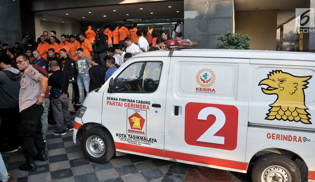 Barang bukti ambulans Partai Gerindra membawa batu dalam Aksi 22 Mei dihadirkan saat rilis di Mapolda Metro Jaya, Jakarta, Kamis (23/5/2019). Polisi juga menyita barang bukti bebatuan, handphone, KTP, dan uang diduga untuk operasional sebesar Rp. 100.200.000. (merdeka.com/Iqbal Nugroho)