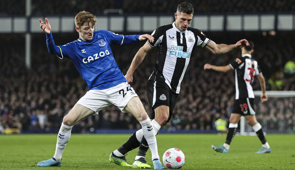 Di awal laga, Everton malah banyak mendapatkan tekanan dari tim tamu meski tampil di hadapan publik sendiri. Namun, di sisi lain, Newcastle yang lebih menguasai permainan belum mampu menembus perthanan ketat yang diperagakan anak asuh Frank Lampard. (PA via AP/Richard Seller)