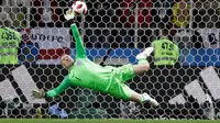 Kiper timnas Inggris, Jordan Pickford menggagalkan tendangan penalti pemain Kolombia pada 16 besar Piala Dunia 2018 di Stadion Spartak, Selasa (3/7). Inggris lolos ke perempat final setelah menang adu penalti 4-3 atas Kolombia. (AP/Matthias Schrader)