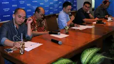 Sejumlah pengamat politik menghadiri diskusi yang bertajuk 'Bola Panas BBM', di Jakarta, Sabtu (30/8/14). (Liputan6.com/Faisal R Syam)