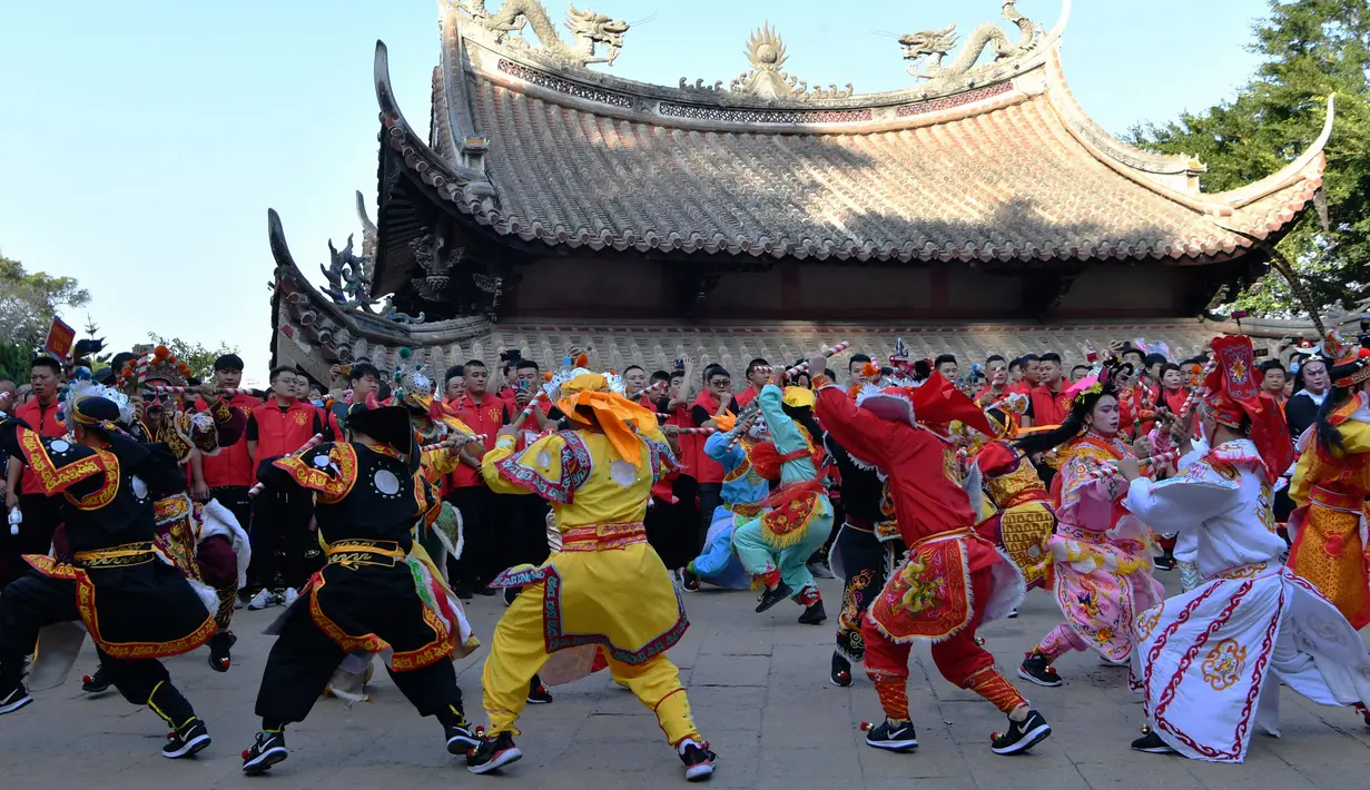 Para penganut Mazu dari Provinsi Guangdong tampil di sebuah lapangan di Pulau Meizhou, Kota Putian, Provinsi Fujian, China, 25 Oktober 2020. Pada 2009 lalu, kepercayaan dan adat istiadat Mazu dimasukkan dalam Daftar Warisan Budaya Takbenda kategori Kemanusiaan UNESCO. (Xinhua/Wei Peiquan)