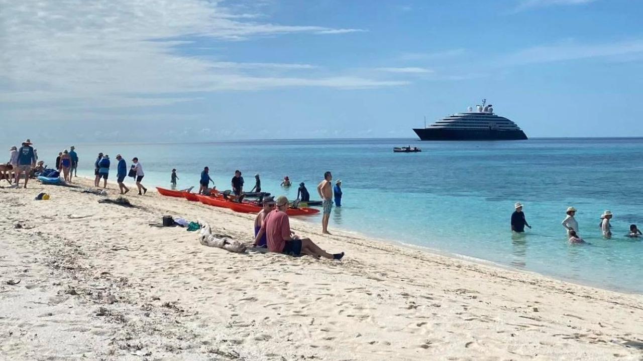 Kapal Pesiar Mewah MV Scenic Eclipse II Singgah di Pulau Lantigiang Taman Nasional Taka Bonerate. (Dok: TN Taka Bonerate @btn_takabonerate https://www.instagram.com/p/DIDjEtmSVId/?img_index=1)
