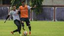 Bek Bali United, Ahn Byung-keon, berebut bola dengan Yandi Sofyan saat latihan jelang laga Piala Presiden 2017 melawan Barito Putera di Lapangan Banteng, Bali, Kamis (16/2/2017). (Bola.com/Vitalis Yogi Trisna)