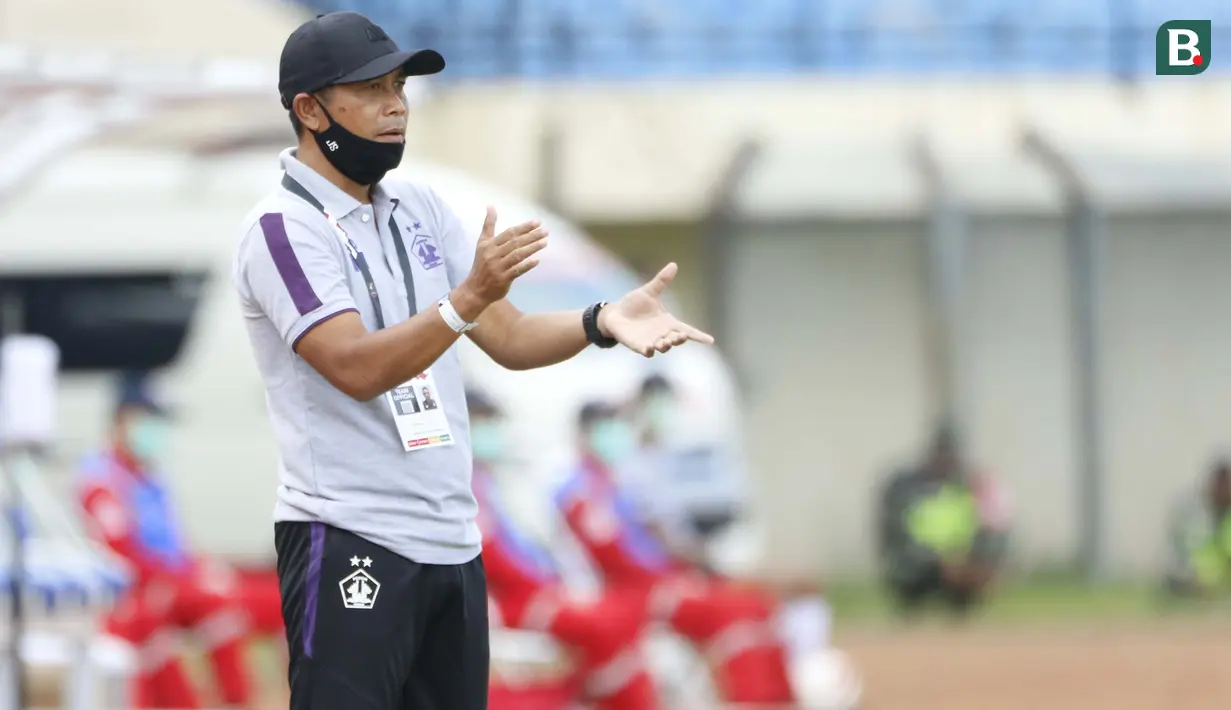 Joko Susilo menjadi pelatih tim pertama yang terkena pemecatan di BRI Liga 1 2021/2022. Hal tersebut terjadi karena Persik Kediri yang tak mampu tampil konsisten, yaitu dengan hanya mengoleksi satu kemenangan, sekali seri, dan menelan tiga kekalahan. (Bola.com/Ikhwan Yanuar Harun)
