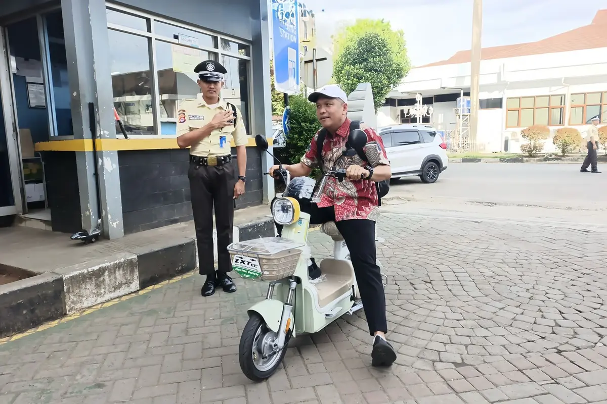 Pegawai BUMN di Serang Ngantor Naik Motor Listrik