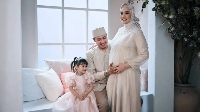 Hamil Anak Kedua, Ini 7 Maternity Shoot Kartika Putri yang Menawan