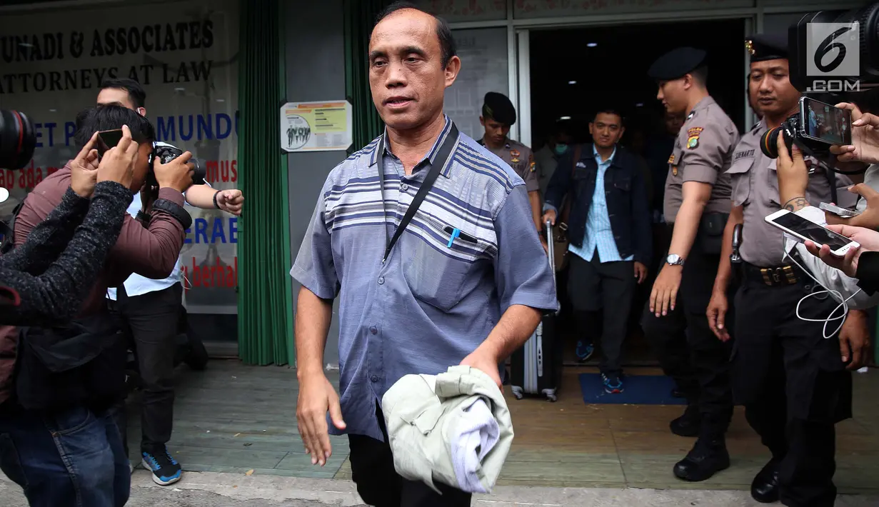 Penyidik KPK membawa dokumen usai melakukan penggeledahan kantor mantan kuasa hukum Setya Novanto, Fredrich Yunadi, di Jakarta, Kamis (11/1). Selama kurang lebih 7 jam menggeledah, penyidik membawa 3 koper dan satu buah kardus. (Liputan6.com/Johan Tallo)